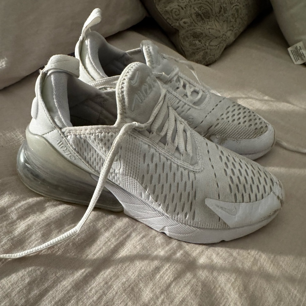YOUTH size 4 NIKE Air Max White Sneakers VOLLEYBALL